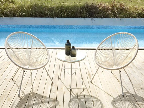 MYLIA Mobilier de jardin en fils de résine tressés blancs : 2 fauteuils et une table - ALIOS II L 72 cm x H 83,5 cm x P 82 cm