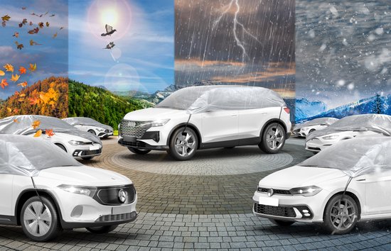 Een witte Audi Q4 e-tron onder een doorzichtige Walser autohoes, omringd door andere auto's, in een collage van seizoenen: herfst, zomer, regen en winter.