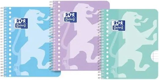 Trois cahiers avec lion stylisé dans des couleurs pastel : bleu, violet et vert.