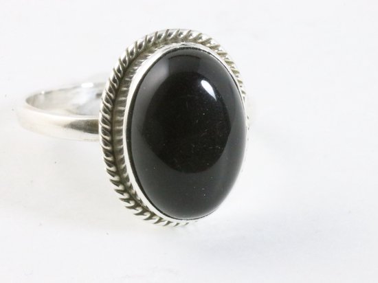 Bewerkte ovale zilveren ring met onyx - maat 21