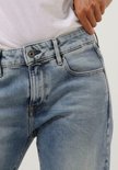Close-up van de tailleband en zakken van een lichtblauwe G-Star Raw jeans.