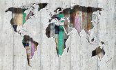 Fotobehang - Vlies Behang - Wereldkaart van Houten Planken op Betonnen Muur - 368 x 254 cm