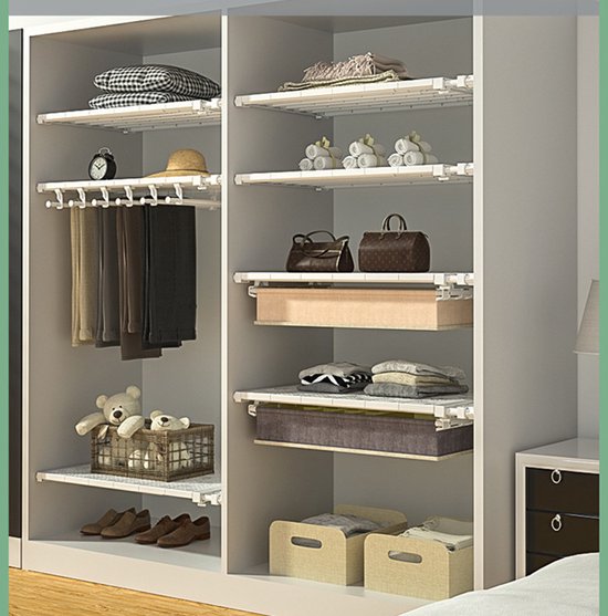 Armoire avec des étagères remplies de vêtements, de chaussures, d'un ours en peluche et de boîtes de rangement.