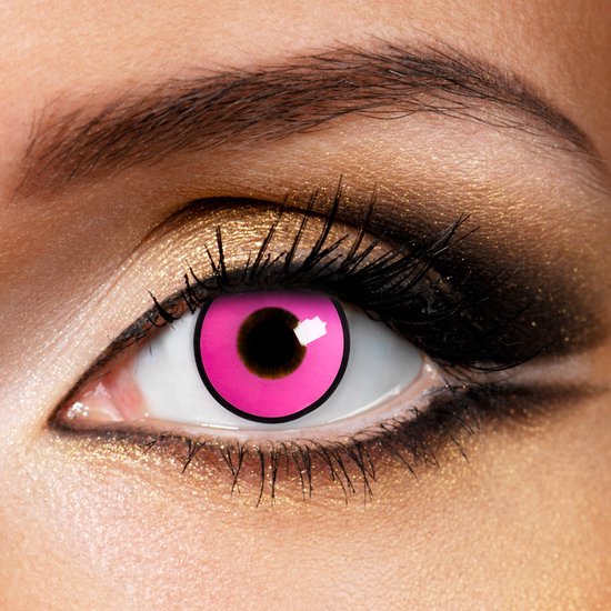 Dichtbij opname van een oog met een felroze kleurlens. De oogmake-up is goudkleurig met zwarte eyeliner.