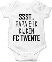Soft Touch Rompertje met Tekst - Ssst, Papa en ik kijken FC Twente - Zwart | Baby rompertje met leuke tekst | | kraamcadeau | 0 tot 3 maanden | GRATIS verzending