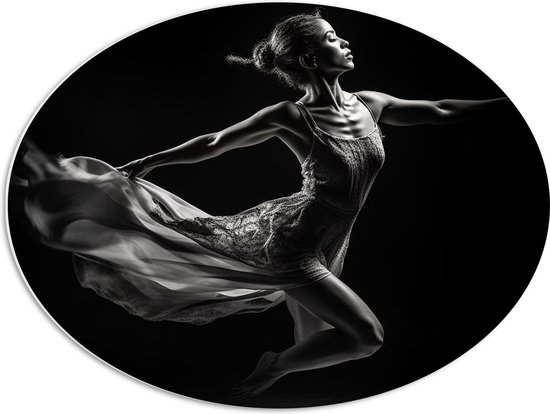 PVC Schuimplaat Ovaal - Ballerina Meisje aan het Dansen (Zwart-wit) - 68x51 cm Foto op Ovaal (Met Ophangsysteem)