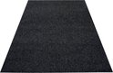 Un tapis rectangulaire gris foncé uni sur fond blanc.