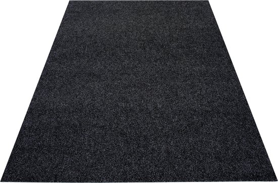 Un tapis rectangulaire gris foncé uni sur fond blanc.