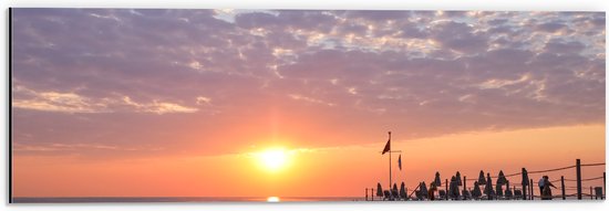 Dibond - Zon Zakkend in de Zee bij Pier - 60x20 cm Foto op Aluminium (Wanddecoratie van metaal)