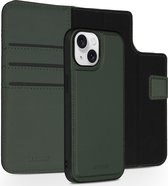 Accezz Hoesje Geschikt voor iPhone 15 Hoesje Met Pasjeshouder - Accezz Premium Leather 2 in 1 Wallet Bookcase - Groen
