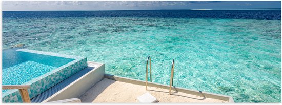 Poster (Mat) - Zwembad boven Tropisch Blauwe Zee in Luxe Vakantieverblijf - 60x20 cm Foto op Posterpapier met een Matte look