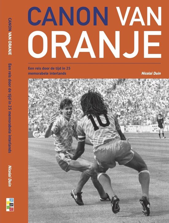 Boekomslag 'Canon van Oranje' met twee voetballers in actie, één met nummer 10.