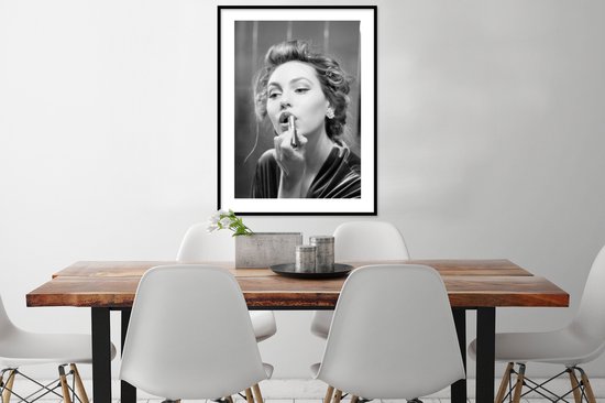Fotolijst inclusief poster 60x80 cm - Vrouw portret make up - Foto in lijst zwart wit - Muurdecoratie slaapkamer vintage - Houten lijsten fotohouder - Posters in kaders - Wissellijst bed decoratie - Fotokaders - Photo frame
