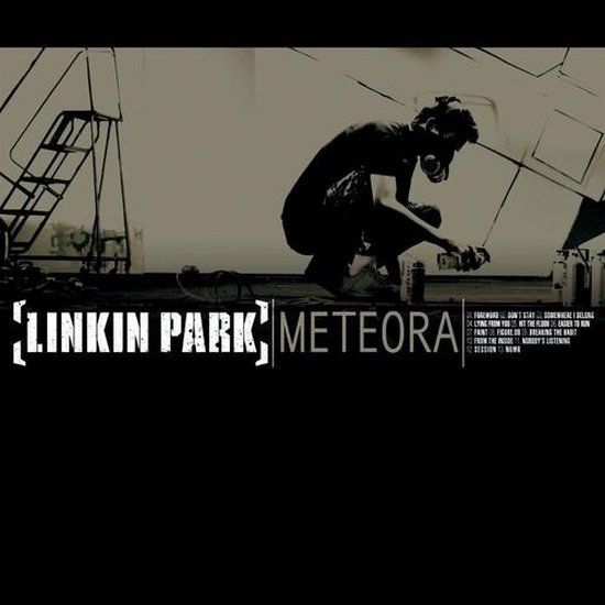 Pochette d'album 'Meteora' de Linkin Park, montrant un homme portant un masque à gaz et tenant une bombe aérosol.