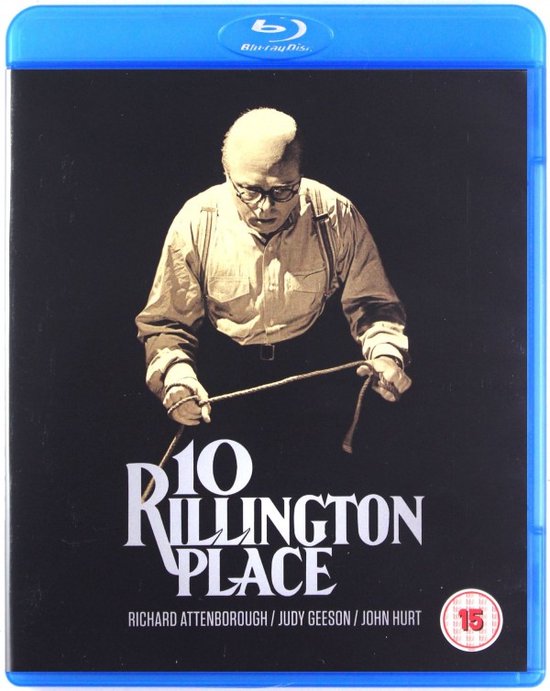 Blu-ray hoes met een oude man in een wit overhemd en bretels die een touw vasthoudt. Titel: 10 Rillington Place.