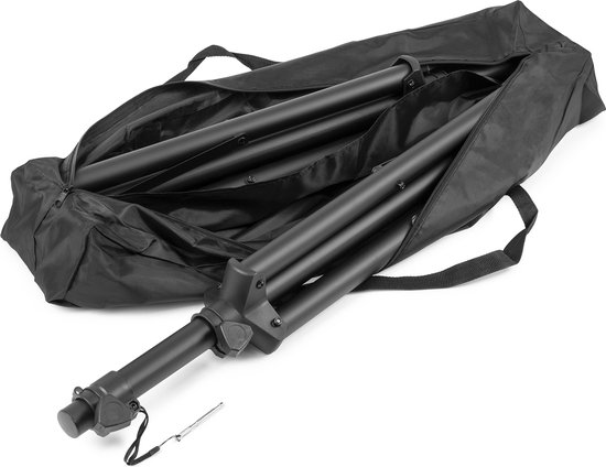 Zwarte opbergtas met zwarte luidsprekerstatieven, deels opgeborgen.