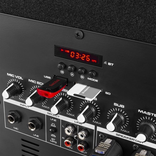 Close-up van de achterkant van een zwarte Vonyx subwoofer met bedieningspaneel, USB- en SD-poorten, en knoppen.