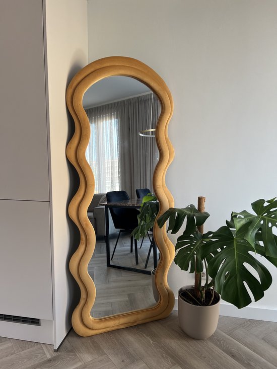 Clové Wavy Mirror Nederland - Rond camel, golvende spiegel, organische asymmetrische vorm, minimalistisch, modern