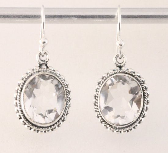 Bewerkte ovale zilveren oorbellen met bergkristal