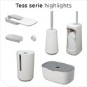 Een set van badkameraccessoires in de 'Tess' serie, in wit met grijze accenten: wc-rolhouder, toiletborstelhouder, zeepdispenser, prullenbak en een douche organizer.