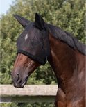 Bruine paard met zwart vliegenmasker met oren in de wei.