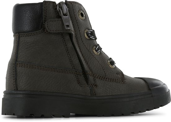 Zool van een donkerbruine leren kinderlaars met grof profiel en merknaam "SHOESME".