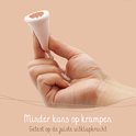 Un doigt tient une coupe menstruelle rose pâle avec un bord détaillé.