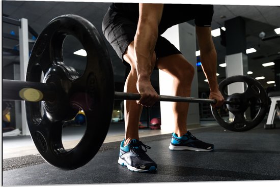 Dibond - Mens - Spieren - Schoenen - Oefening - Sporten - Fitness - Sportschool - Gewichten - 90x60 cm Foto op Aluminium (Wanddecoratie van metaal)