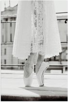 Poster (Mat) - Ballerina in Witte Kanten Jurk op Spitzen (Zwart-wit) - 70x105 cm Foto op Posterpapier met een Matte look