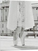 Vlag - Ballerina in Witte Kanten Jurk op Spitzen (Zwart-wit) - 60x80 cm Foto op Polyester Vlag