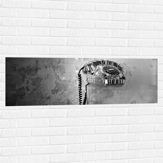 Muursticker - Vaste Telefoon tegen Gevlekte Muur (Zwart-wit) - 120x40 cm Foto op Muursticker