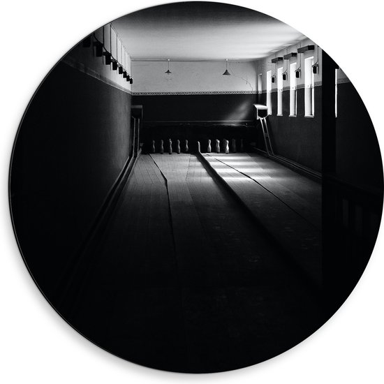 Dibond Muurcirkel - Bowlingbaan in het Donker (Zwart-wit) - 50x50 cm Foto op Aluminium Muurcirkel (met ophangsysteem)