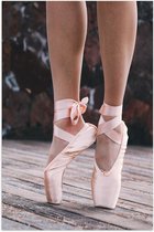 Poster Glanzend – Ballerina met Spitzen op Houten Vlonder - 50x75 cm Foto op Posterpapier met Glanzende Afwerking