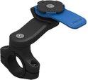 Zwarte Quad Lock stuurbevestiging met blauwe hendel, op witte achtergrond.