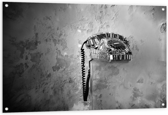 Tuinposter – Vaste Telefoon tegen Gevlekte Muur (Zwart-wit) - 120x80 cm Foto op Tuinposter (wanddecoratie voor buiten en binnen)
