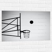 Muursticker - Bal Vallend in Basket (Zwart-wit) - 90x60 cm Foto op Muursticker