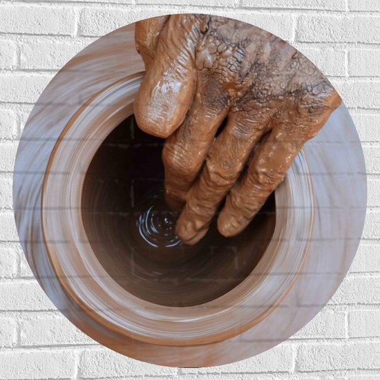 Muursticker Cirkel - Bovenaanzicht van Handen in Klei Tijdens Pottenbakken - 80x80 cm Foto op Muursticker
