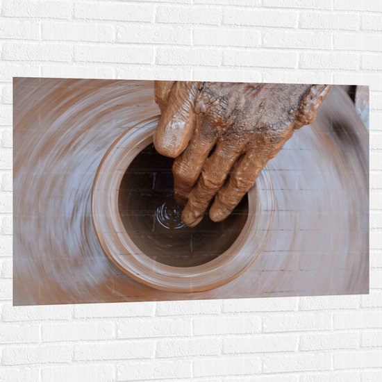 Muursticker - Bovenaanzicht van Handen in Klei Tijdens Pottenbakken - 120x80 cm Foto op Muursticker