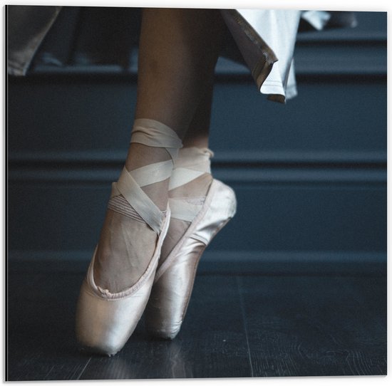 Dibond - Ballerina aan het Dansen op Spitzen - 50x50 cm Foto op Aluminium (Wanddecoratie van metaal)