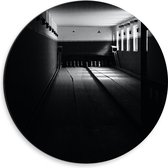 Dibond Muurcirkel - Bowlingbaan in het Donker (Zwart-wit) - 30x30 cm Foto op Aluminium Muurcirkel (met ophangsysteem)