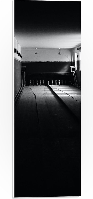 PVC Schuimplaat- Bowlingbaan in het Donker (Zwart-wit) - 20x60 cm Foto op PVC Schuimplaat