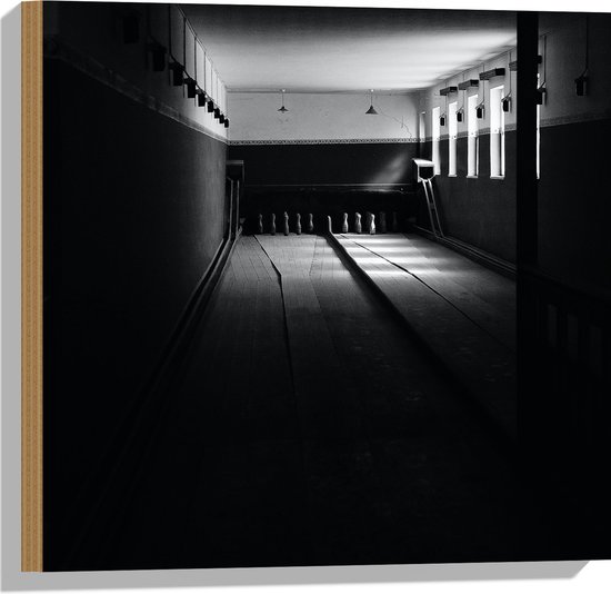 Hout - Bowlingbaan in het Donker (Zwart-wit) - 50x50 cm - 9 mm dik - Foto op Hout (Met Ophangsysteem)
