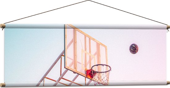 Textielposter - Bal Vallend in Basket onder Blauwe Lucht - 120x40 cm Foto op Textiel
