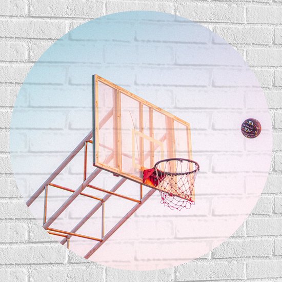 Muursticker Cirkel - Bal Vallend in Basket onder Blauwe Lucht - 90x90 cm Foto op Muursticker
