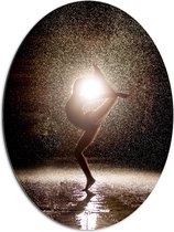 Dibond Ovaal - Ballerina Danseres in de Regen bij Fel Licht - 60x80 cm Foto op Ovaal (Met Ophangsysteem)