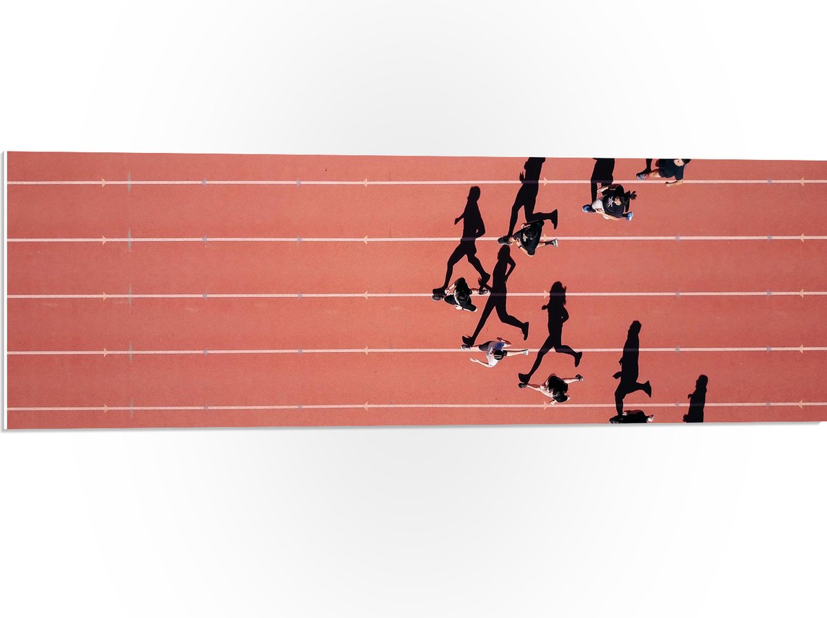 PVC Schuimplaat - Bovenaanzicht van Sprinters met Schaduwen op Atletiekbaan - 90x30 cm Foto op PVC Schuimplaat (Met Ophangsysteem)