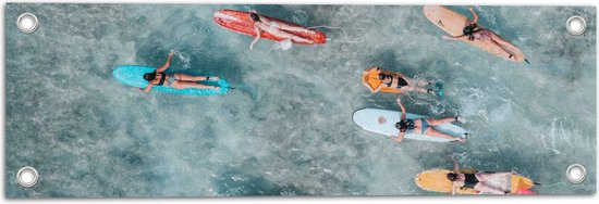 Tuinposter – Bovenaanzicht van Groep Surfers op Verschillende Kleuren Planken - 60x20 cm Foto op Tuinposter (wanddecoratie voor buiten en binnen)