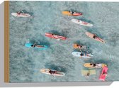 Hout - Bovenaanzicht van Groep Surfers op Verschillende Kleuren Planken - 40x30 cm - 9 mm dik - Foto op Hout (Met Ophangsysteem)