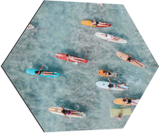 Dibond Hexagon - Bovenaanzicht van Groep Surfers op Verschillende Kleuren Planken - 80x69.6 cm Foto op Hexagon (Met Ophangsysteem)