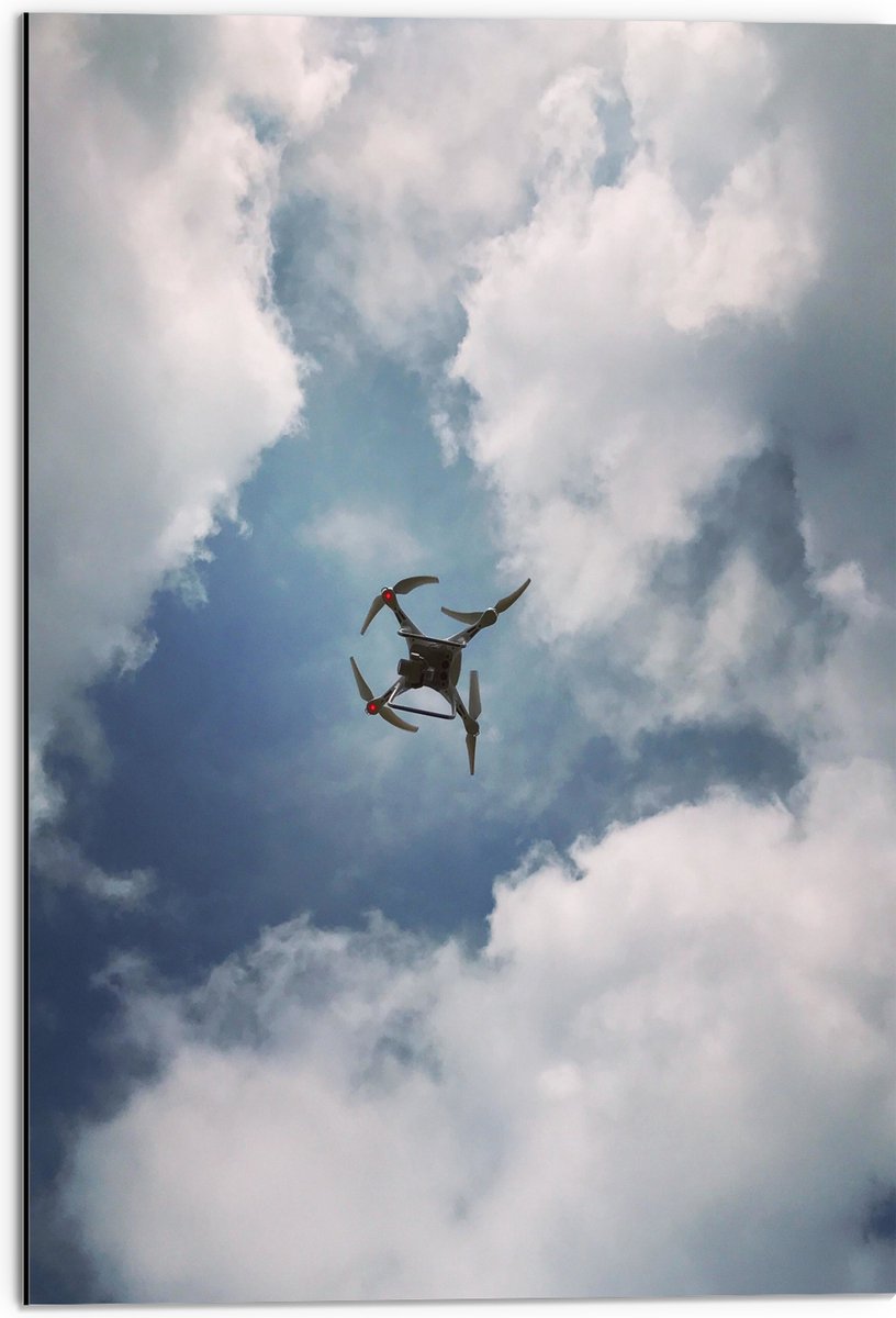 Dibond - Onderaanzicht van Drone Vliegend onder Sluierbewolking - 50x75 cm Foto op Aluminium (Wanddecoratie van metaal)